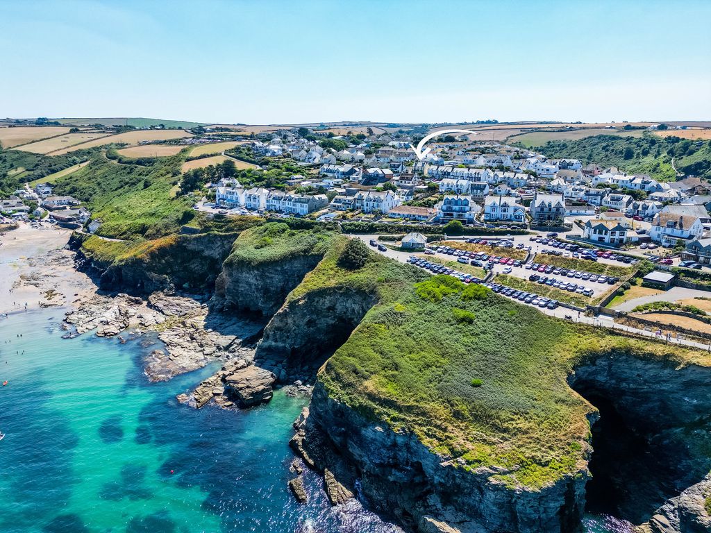 Property photo 1 of 15 32 Tintagel Terrace