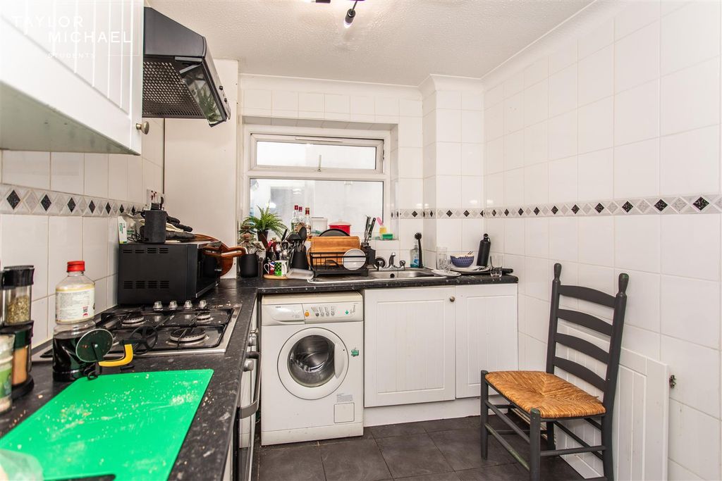 Property photo 3 of 12 Kitchen