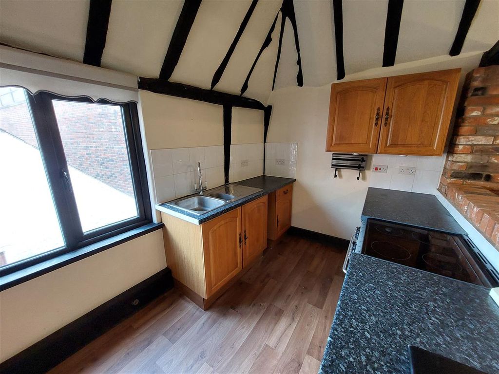 Property photo 3 of 10 Kitchen