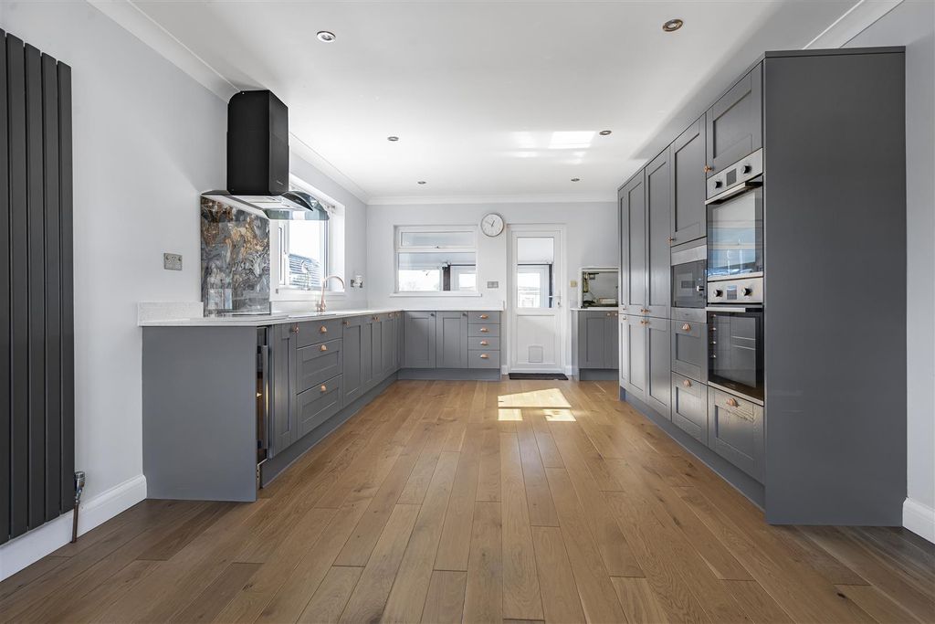 Property photo 3 of 21 Kitchen