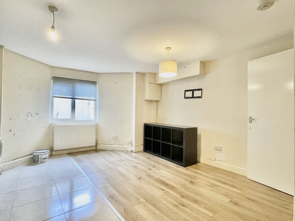 Property photo 3 of 8 Gallery