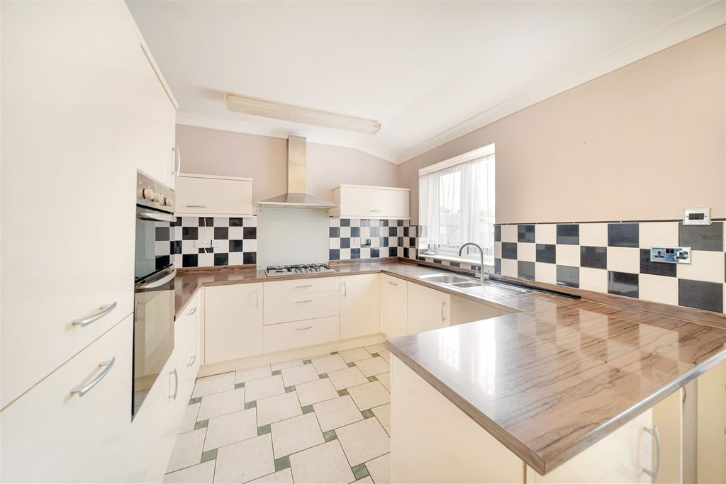 Property photo 3 of 13 Landseer Rd-18.Jpg