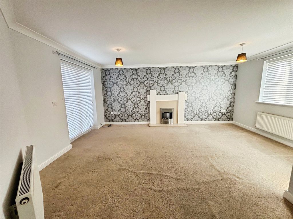 Property photo 3 of 15 Lounge