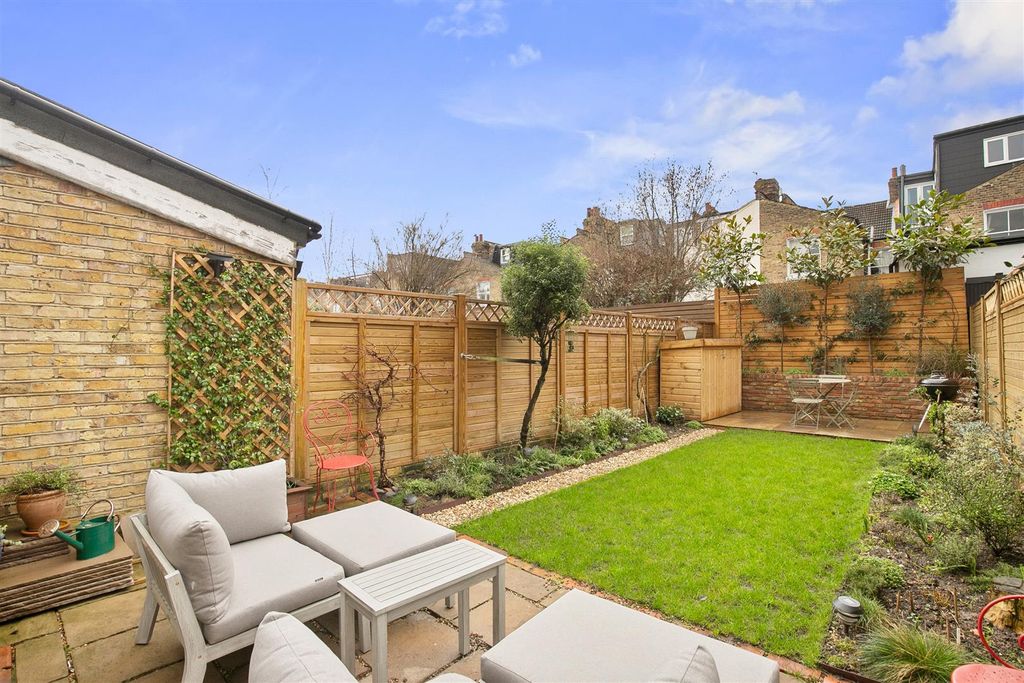 Property photo 2 of 9 Garden