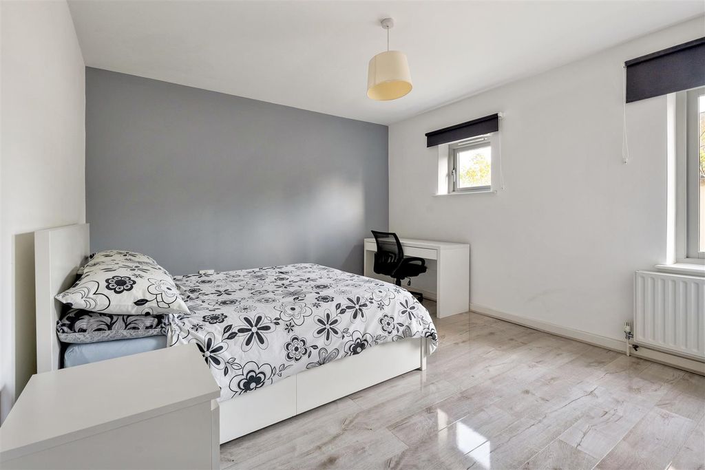 Property photo 3 of 16 Dalston Lane, E8