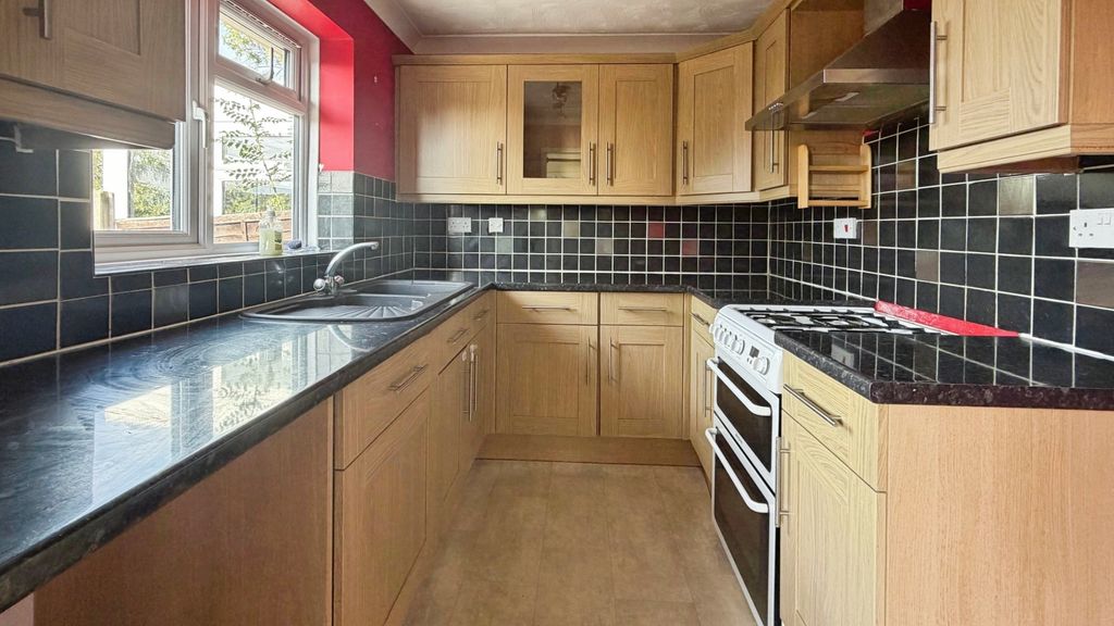 Property photo 3 of 11 Kitchen