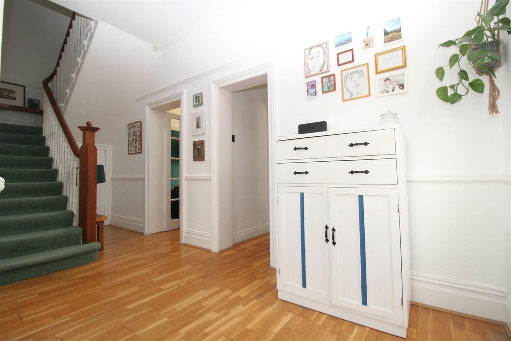 Property photo 2 of 21 Hallway