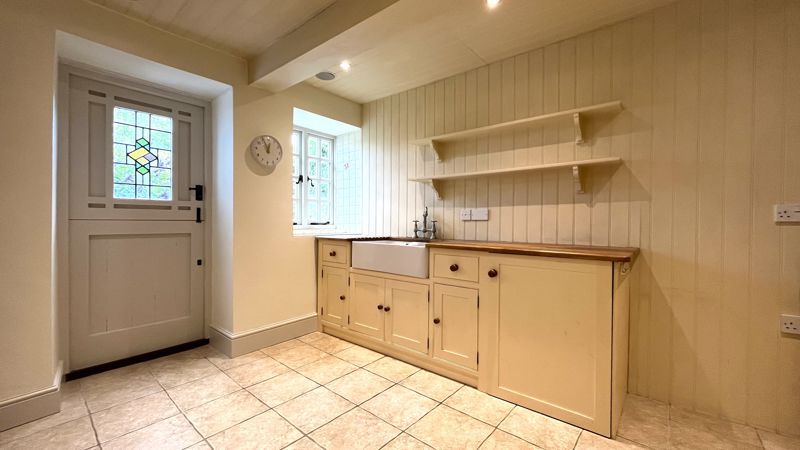 Property photo 3 of 10 Kitchen
