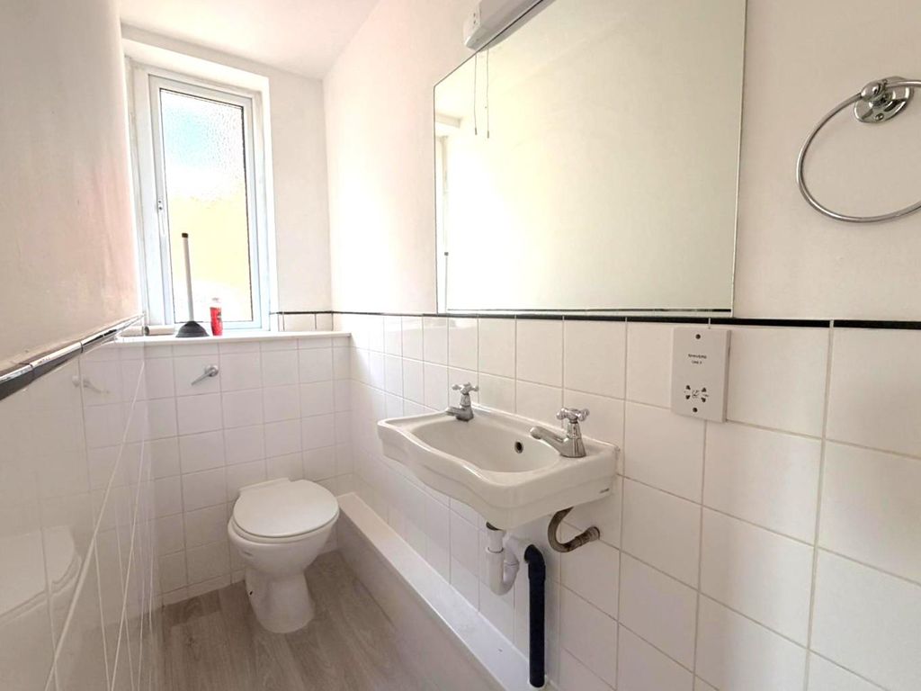 Property photo 3 of 5 Bathroom.Jpeg