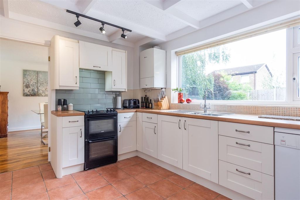 Property photo 3 of 27 Kitchen