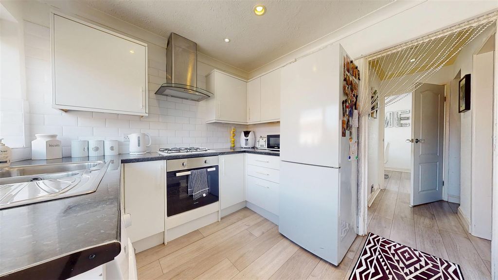 Property photo 3 of 24 Ross Close Kitchen