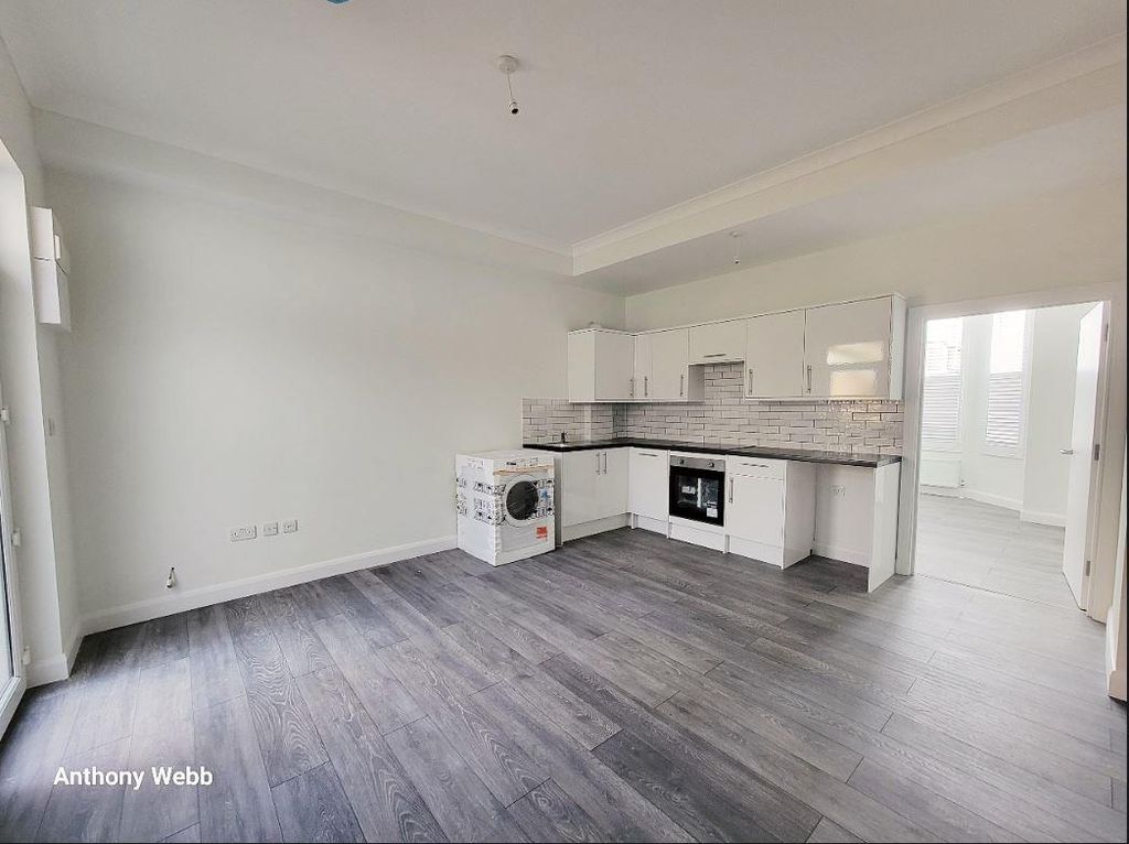 Property photo 2 of 8 Kitchen/Reception