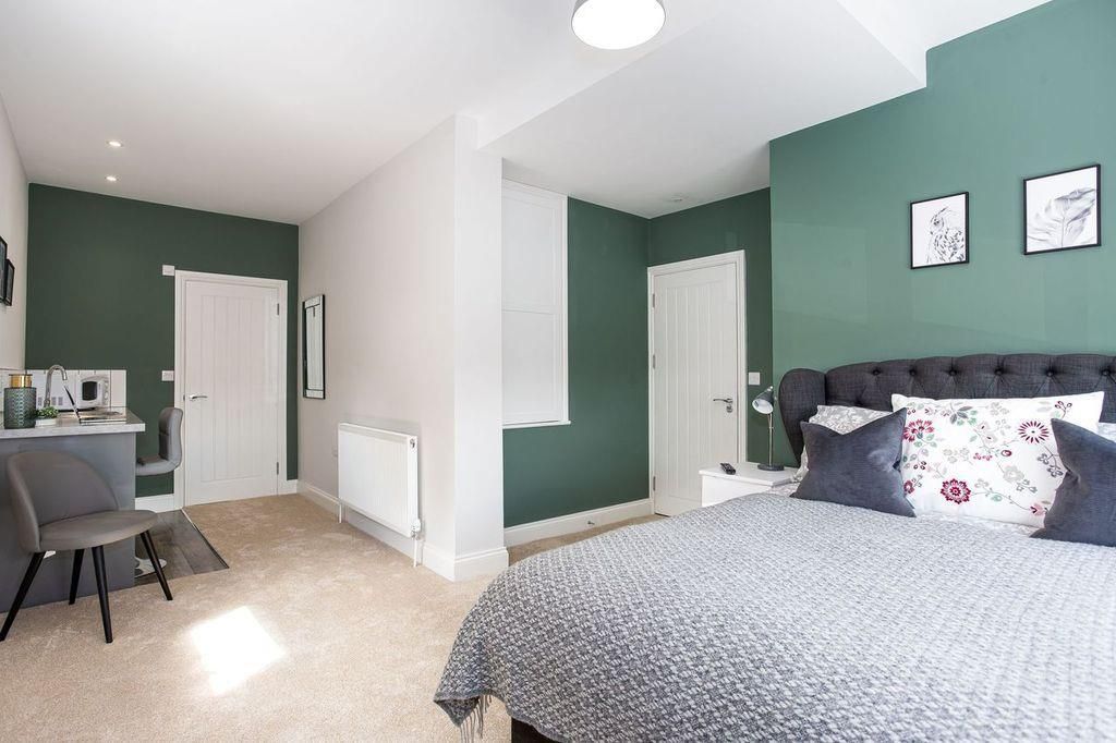 Property photo 2 of 6 3 Eastwoodbury Lane Rm 6 .2.Jpg