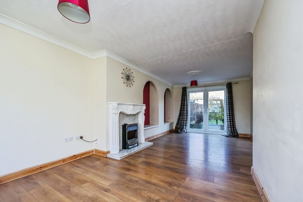 Property photo 2 of 19 Lounge