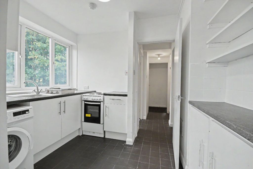 Property photo 3 of 11 Kitchen