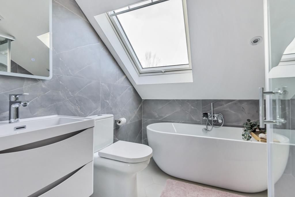 Property photo 3 of 10 Bathroom