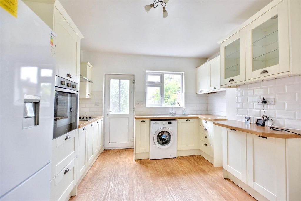 Property photo 3 of 12 Kitchen