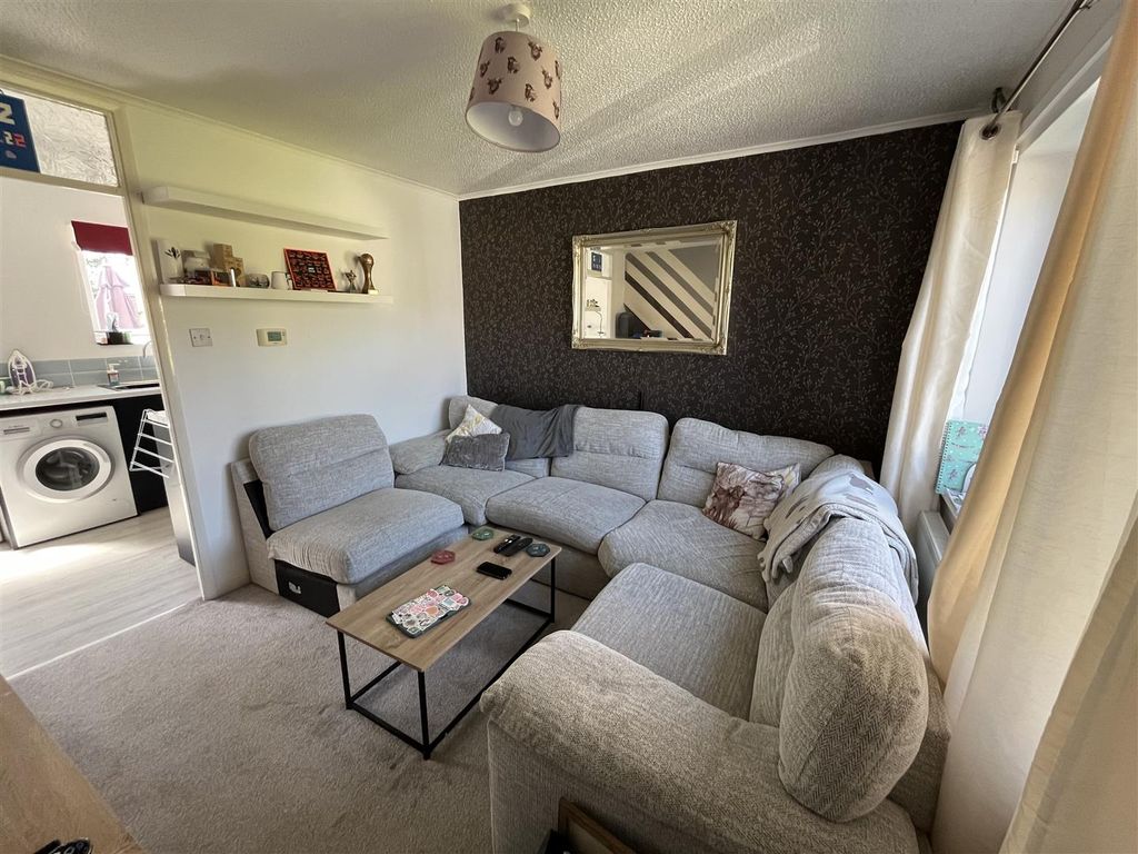 Property photo 3 of 7 Living Room