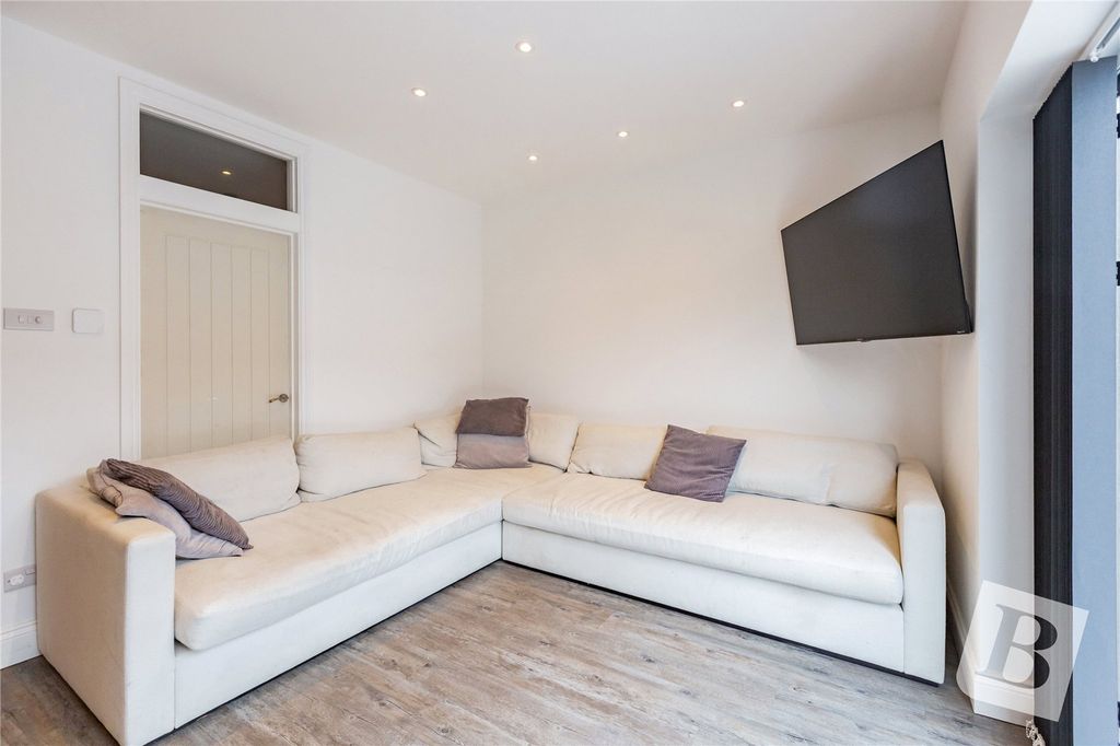 Property photo 2 of 32 Lounge