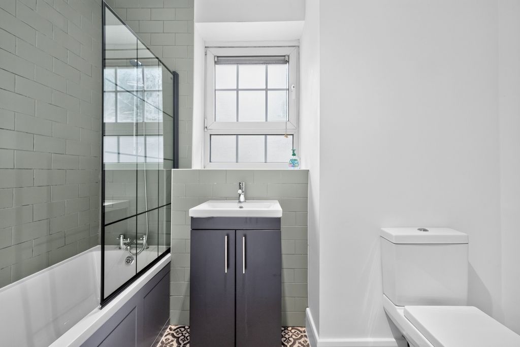 Property photo 3 of 14 Bathroom (2)