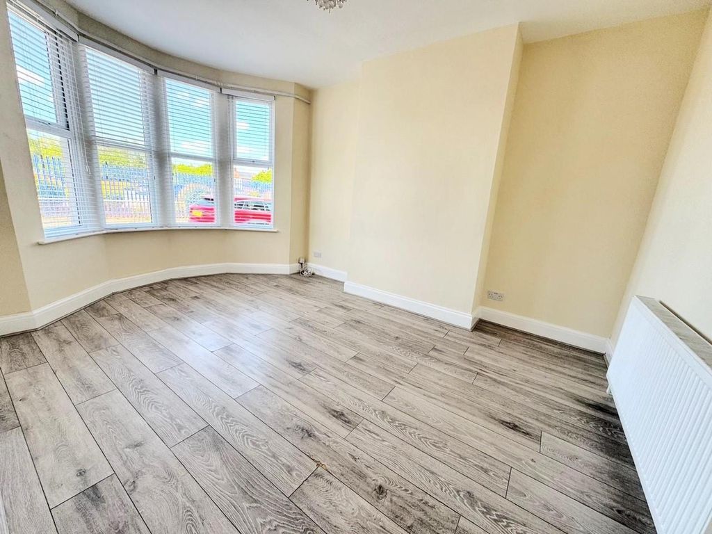 Property photo 3 of 11 Lounge