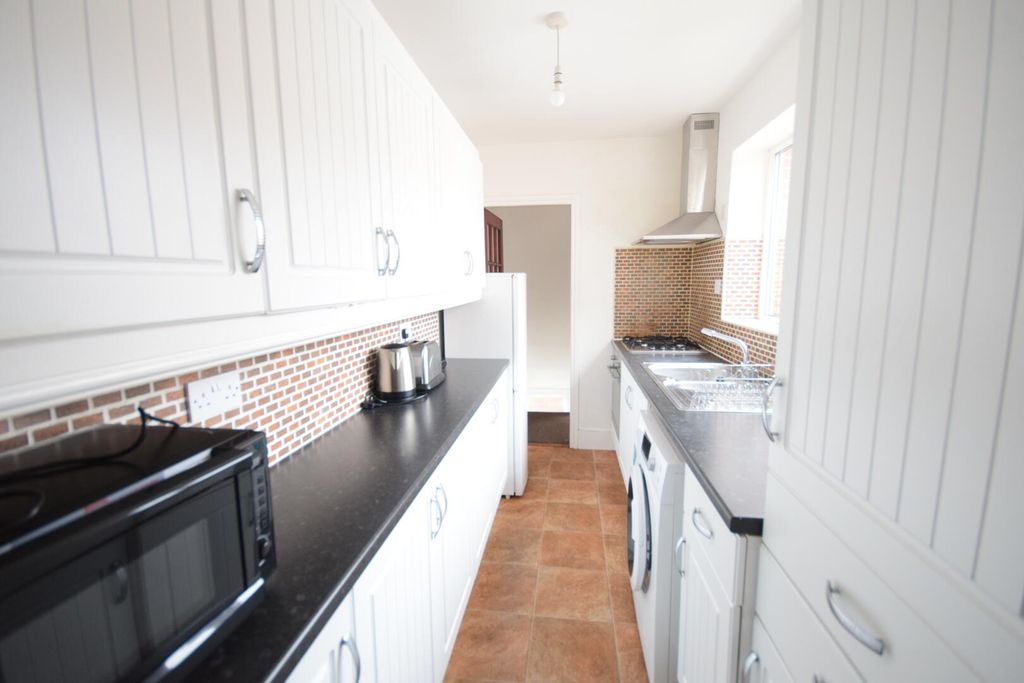 Property photo 3 of 10 Kitchen