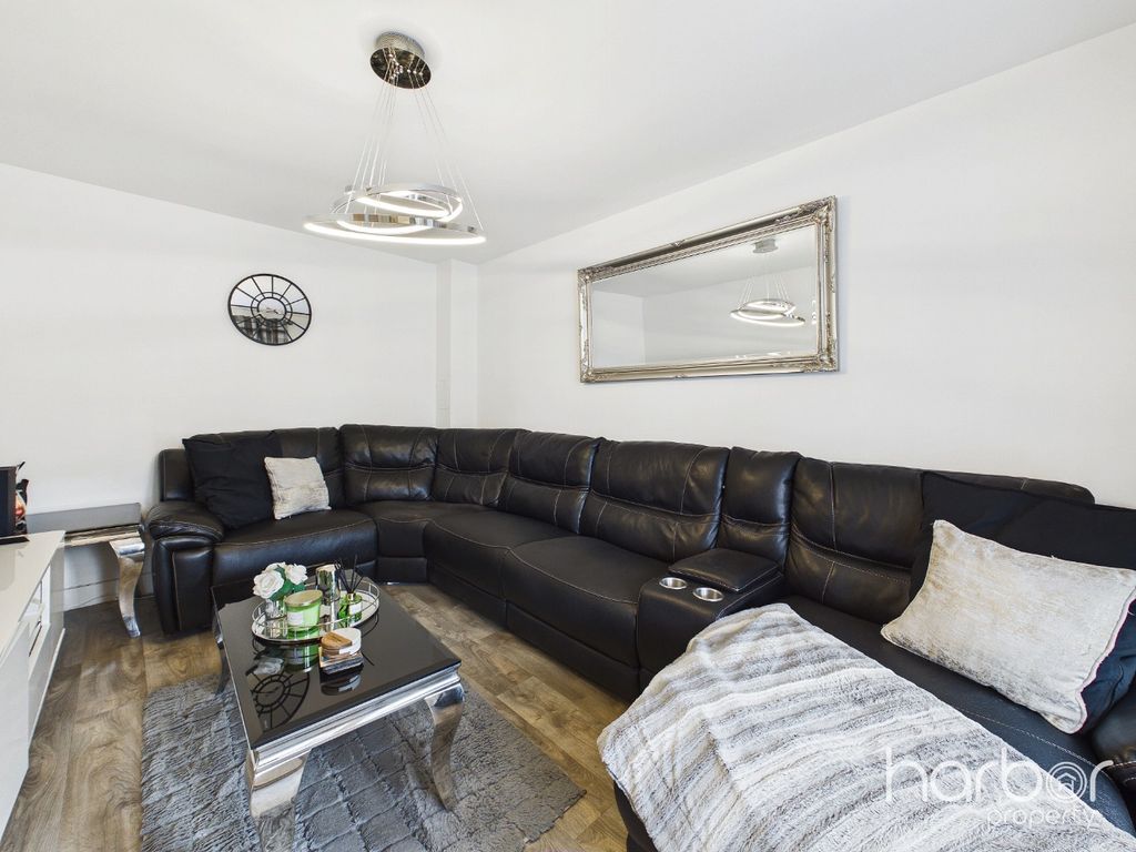 Property photo 2 of 15 5180684