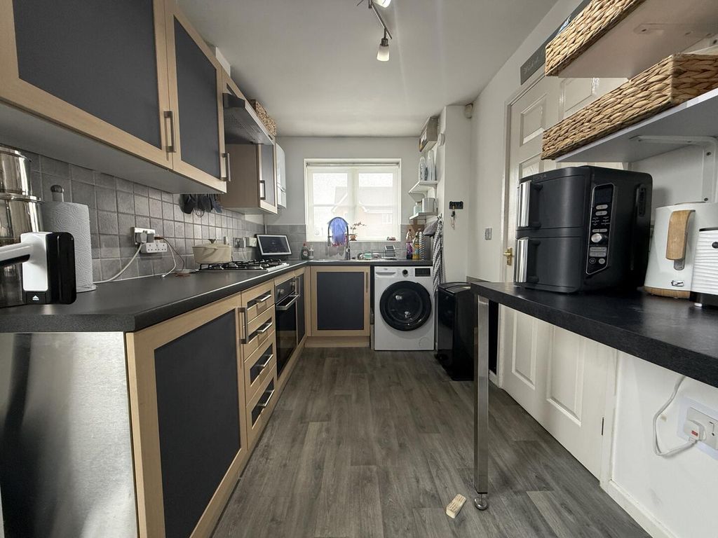 Property photo 2 of 9 Kitchen