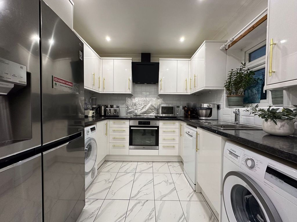 Property photo 1 of 10 Kitchen