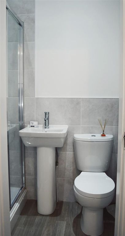 Property photo 1 of 10 Bathroom (7).Jpg