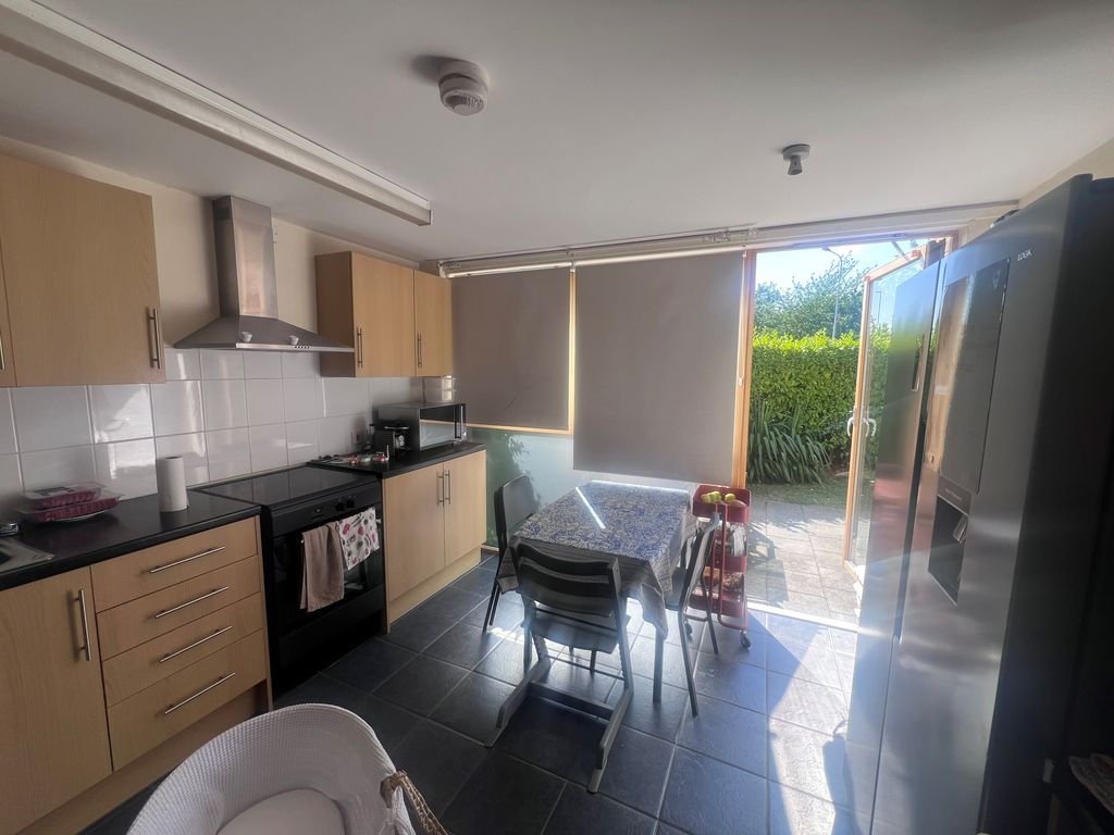 Property photo 3 of 10 Kitchen
