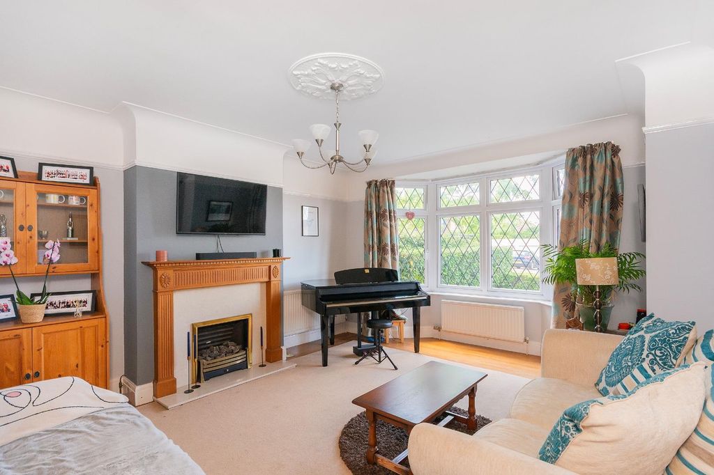 Property photo 3 of 35 1H0V8He - Living Room D.Jpg