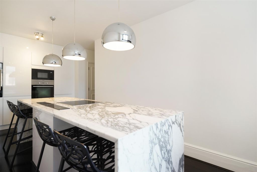 Property photo 3 of 16 Flat 4, Crown Court - Urykzb6Deews1Tkdzgim.Jpg