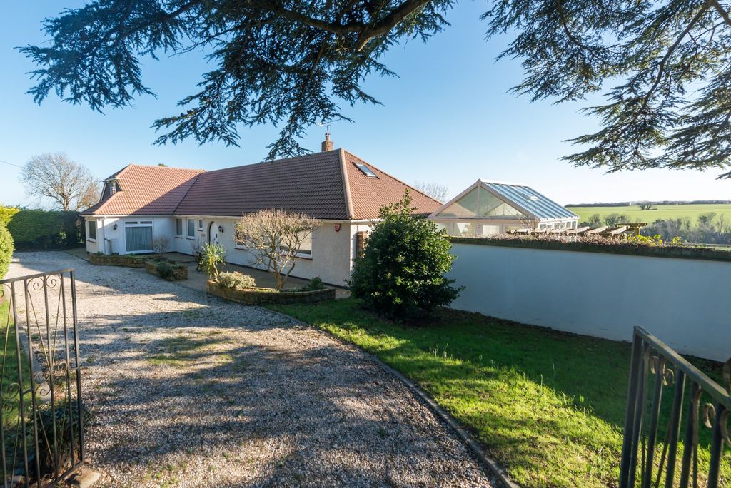 Property photo 2 of 28 Picture No. 01