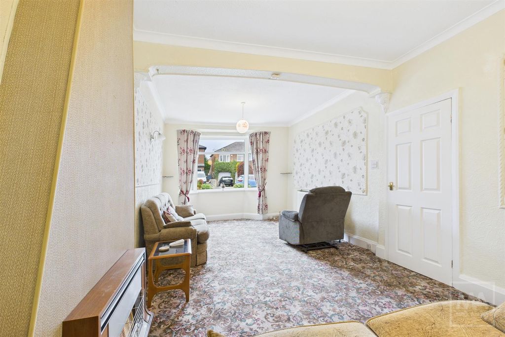 Property photo 3 of 14 Lounge