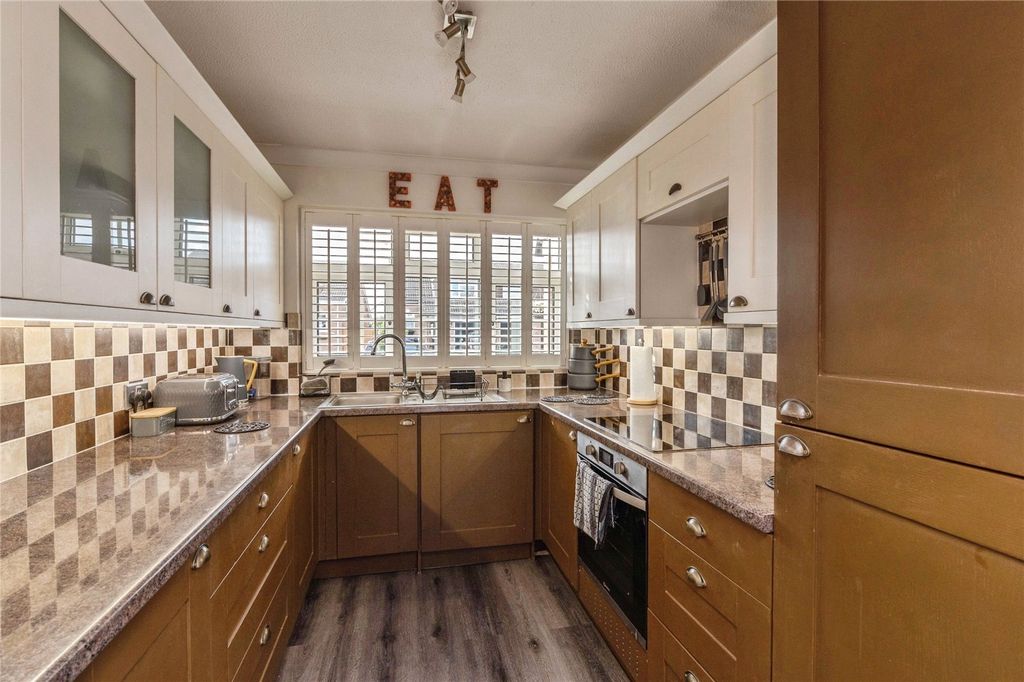 Property photo 3 of 17 Kitchen