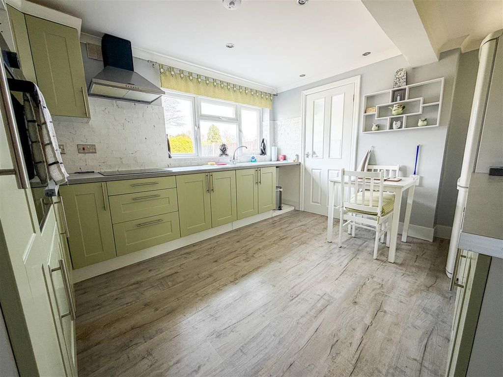 Property photo 3 of 31 Kitchen/Breakfast Room