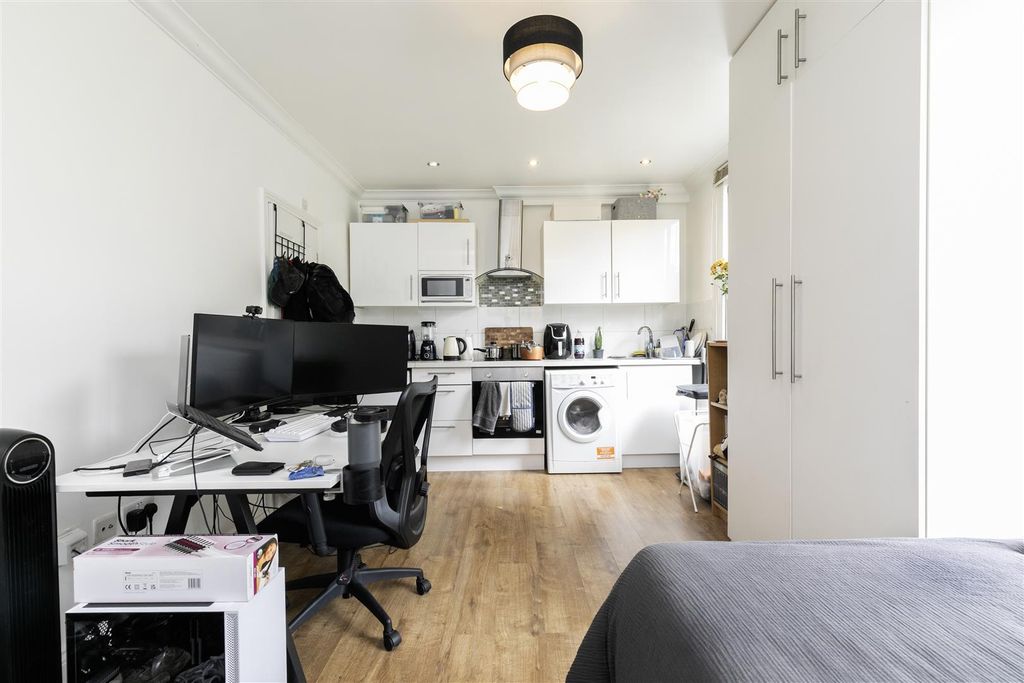 Property photo 3 of 11 F6, 6 Bamborough Gardens -3.Jpg