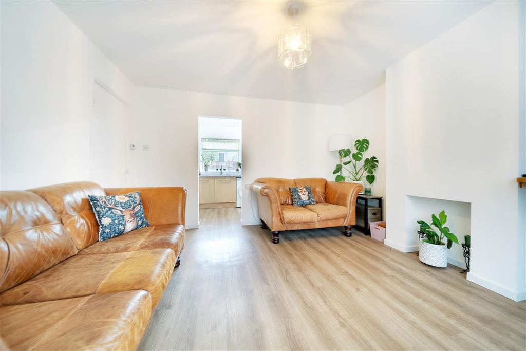 Property photo 3 of 11 London Rd-18.Jpg