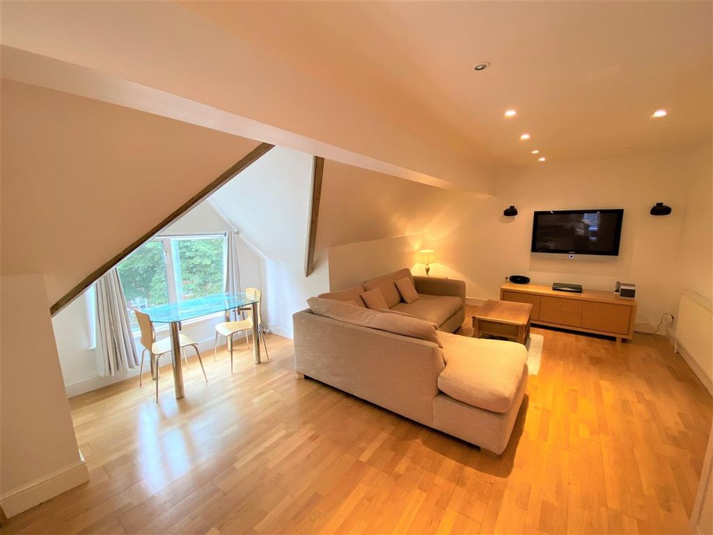 Property photo 2 of 8 Fairfield Rd Ig8