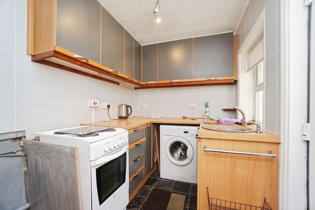 Property photo 3 of 18 Kitchen