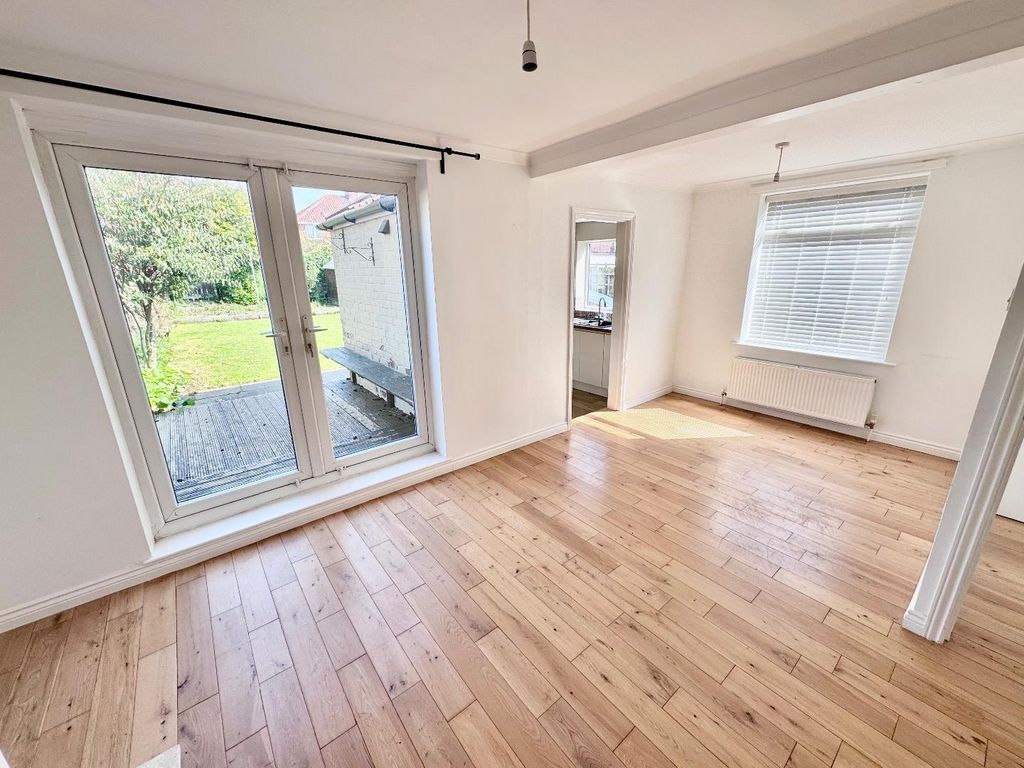 Property photo 3 of 11 Dining Room