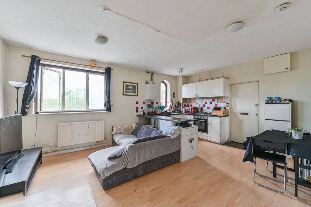 Property photo 2 of 8