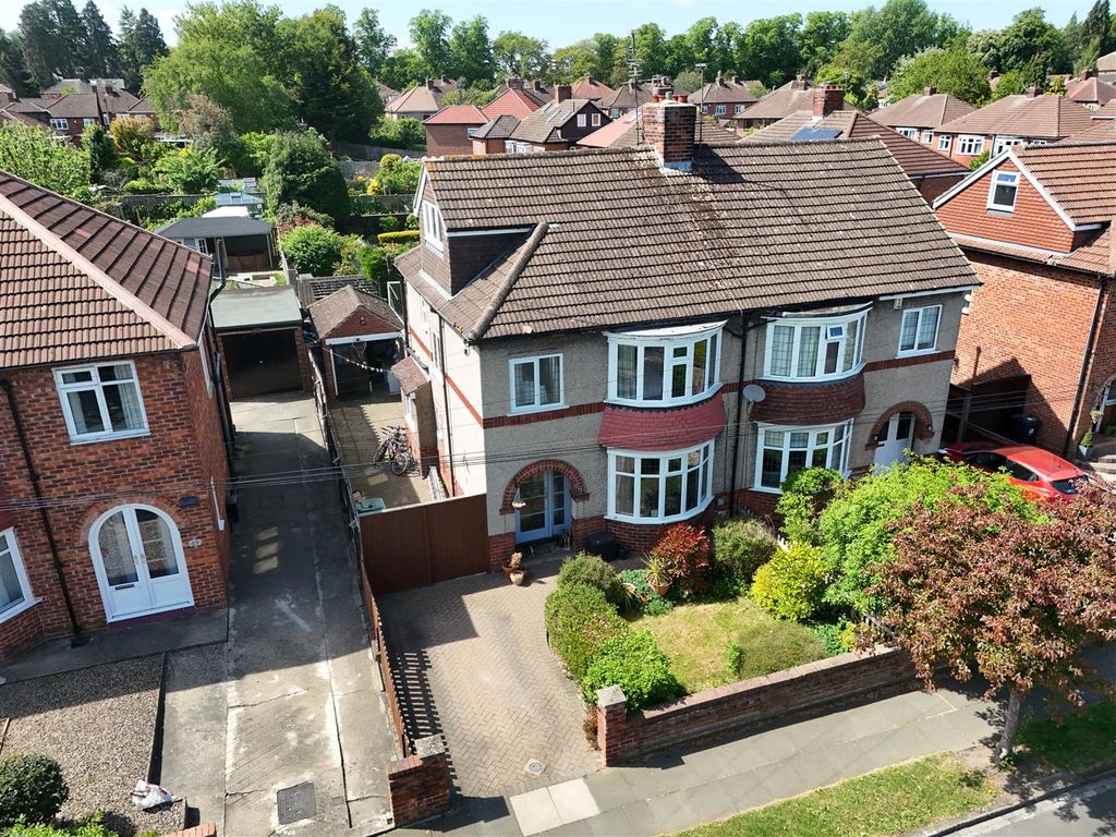 Property photo 2 of 18 Externally