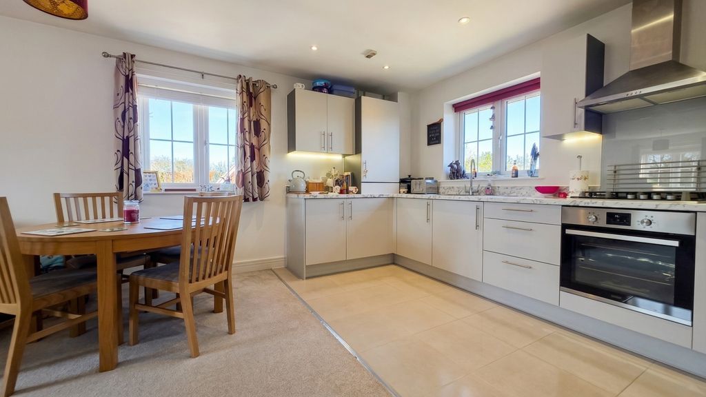 Property photo 3 of 10 5039076