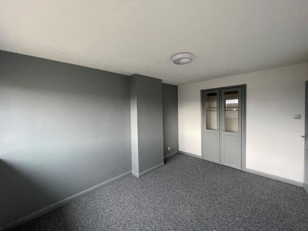 Property photo 3 of 7 38 Penfield - Bed 1.Jpg