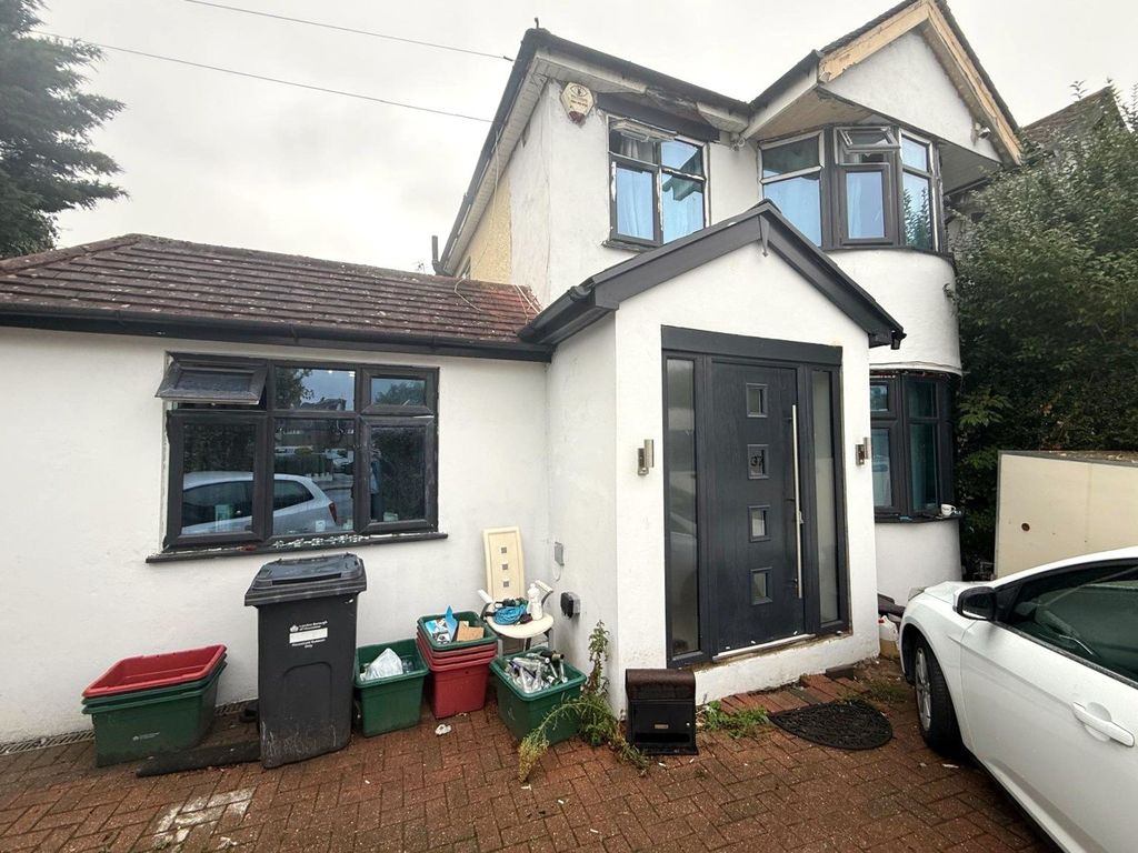 Property photo 1 of 11 Spacious 4-Bedroom Semi-Detached House – £2500 Pcm