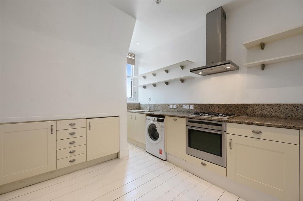 Property photo 3 of 10 Kitchen