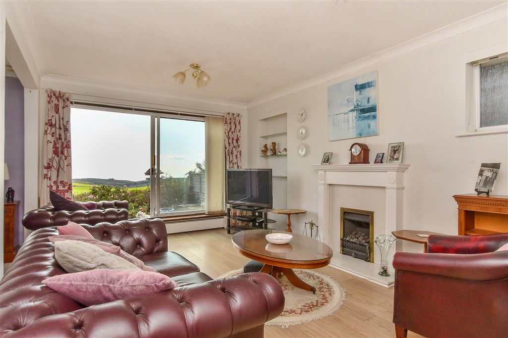 Property photo 3 of 13 Lounge