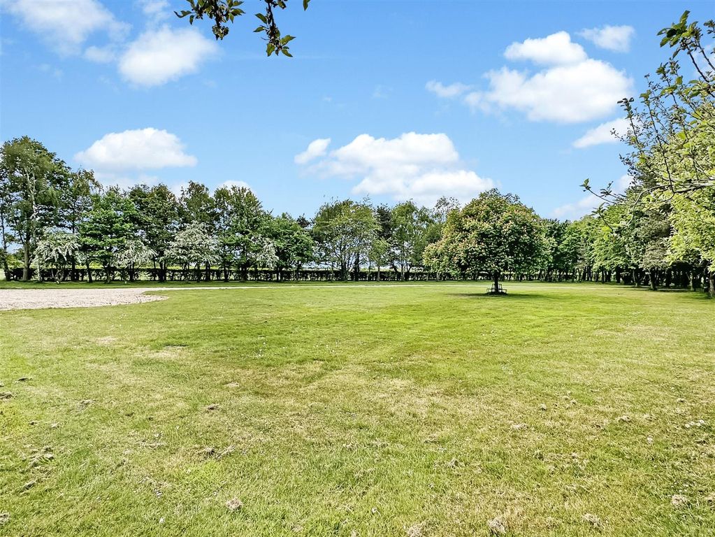 Property photo 3 of 33 Wonderful Private Plot 724